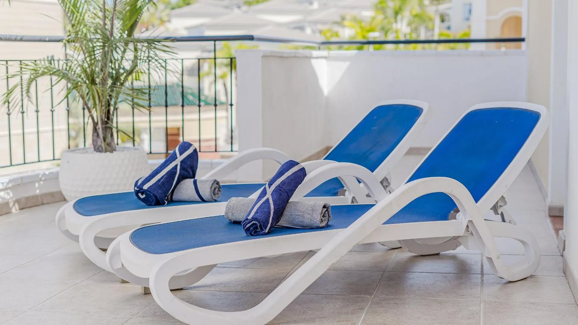 Summervibe Sea View Apartment 아로나